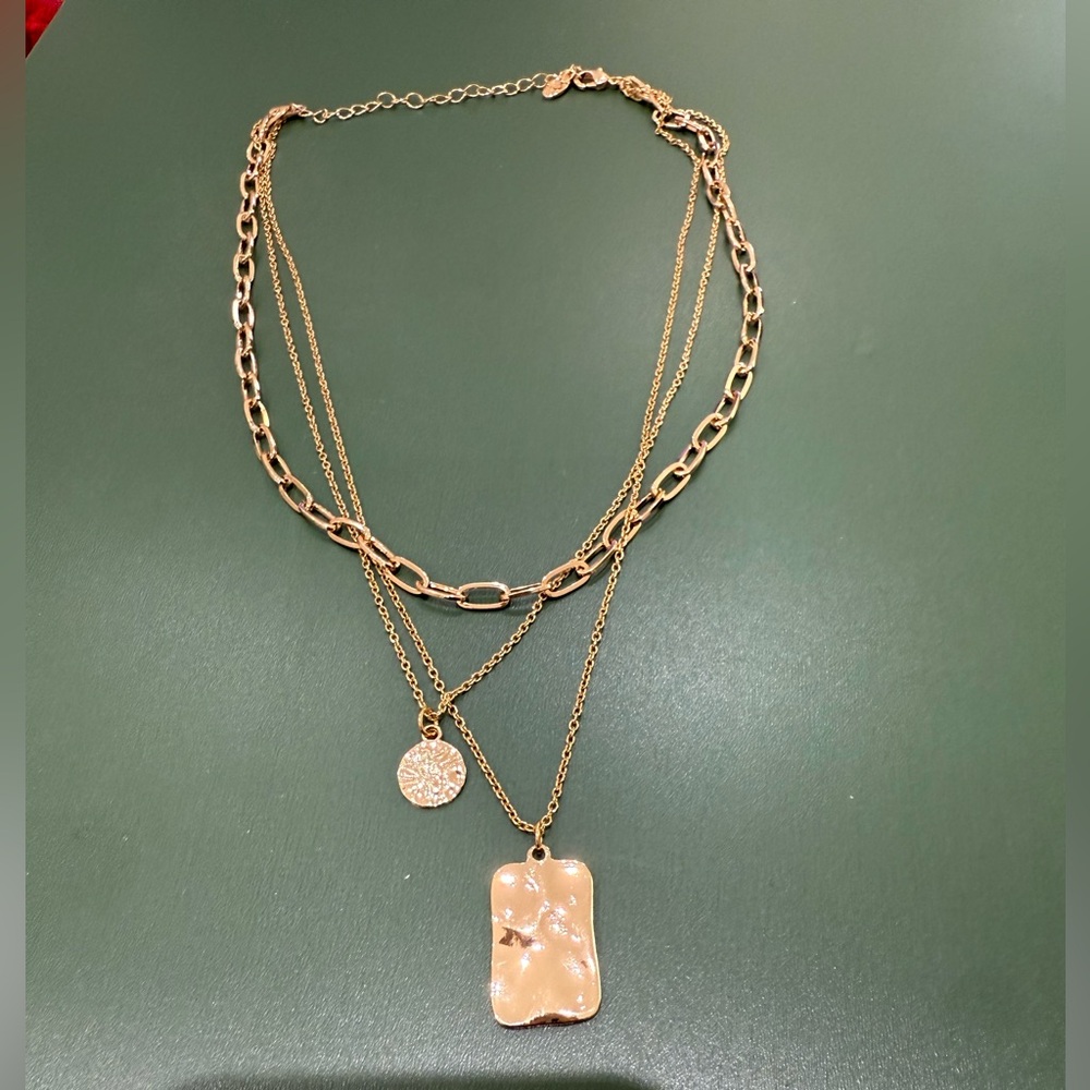 LAID BACK LARIAT NECKLACE IN GOLD
8 Other Reasons - Picture 3 of 6